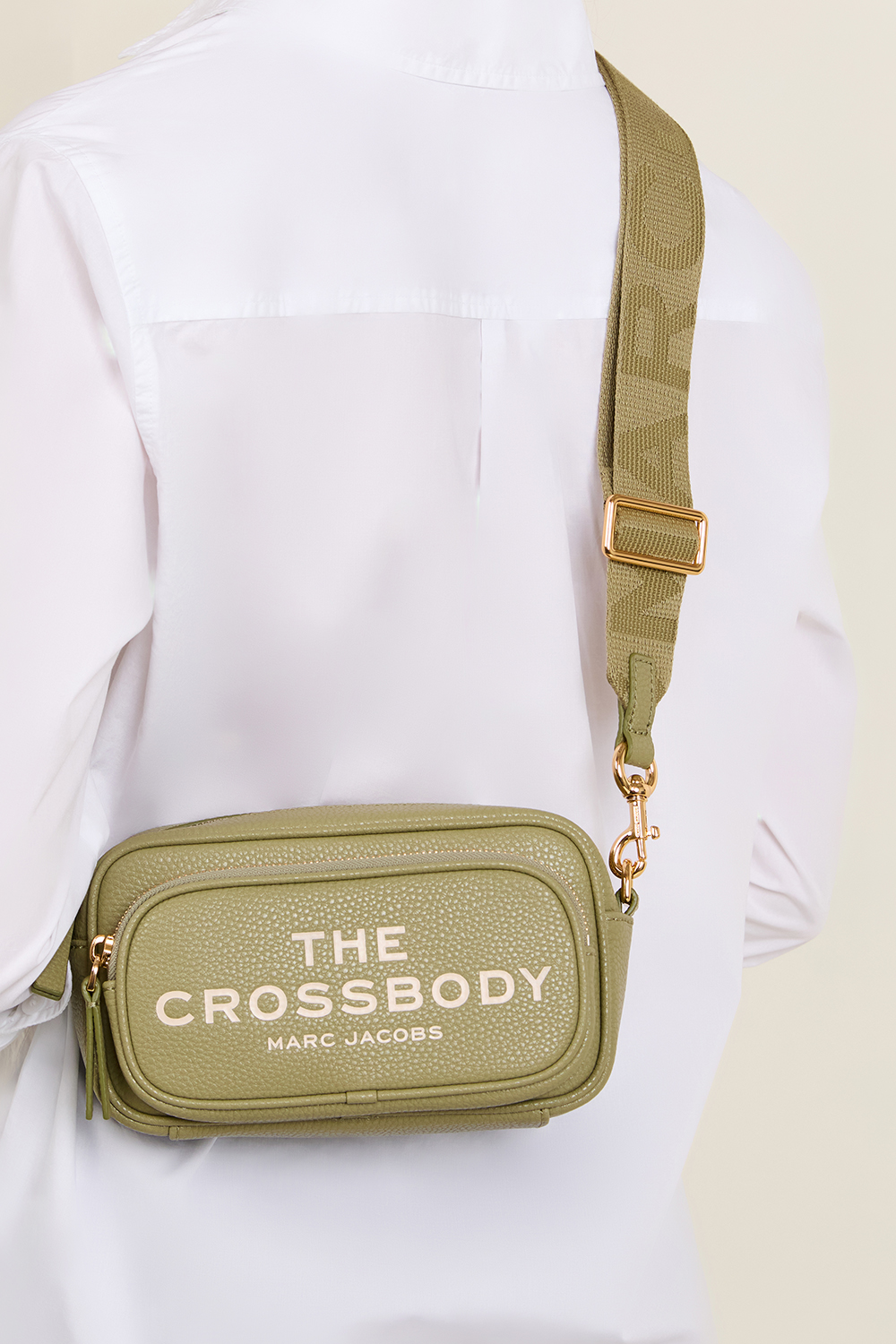 תמונת כל הלוק של תיק קרוסבודי